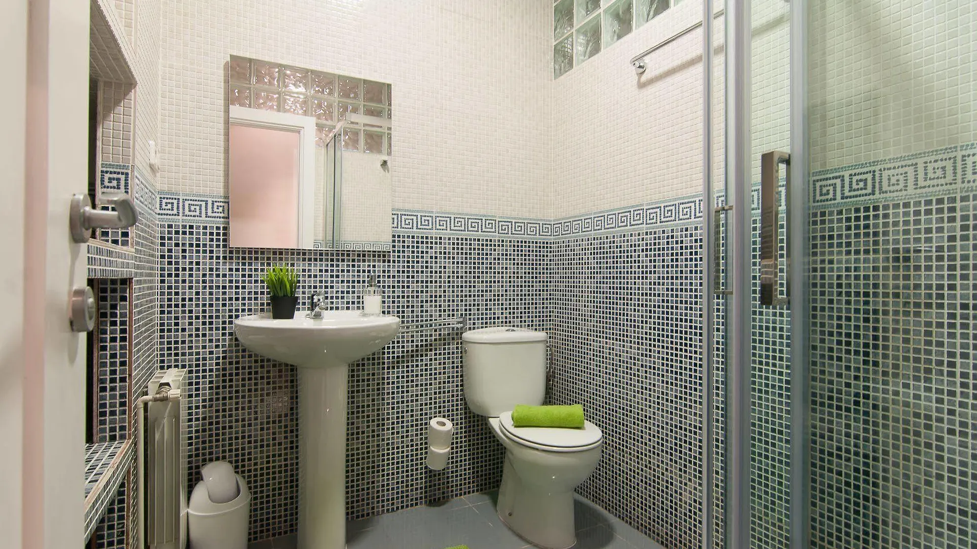 Bbarcelona Apartments Gaudi Avenue Flats Барселона